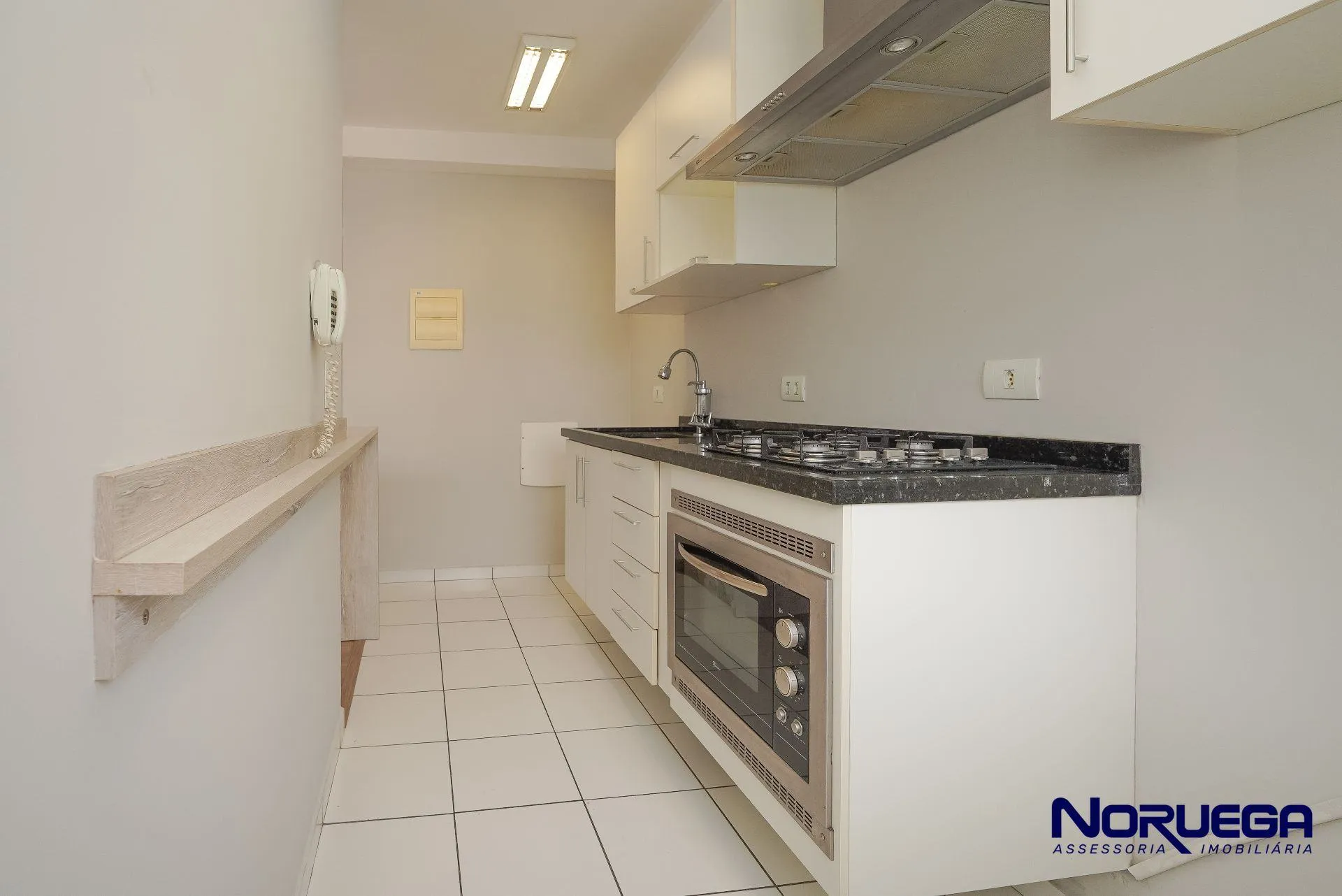 Wood or laminate floors in a 2-bedroom apartment, 88 m² — photo 18