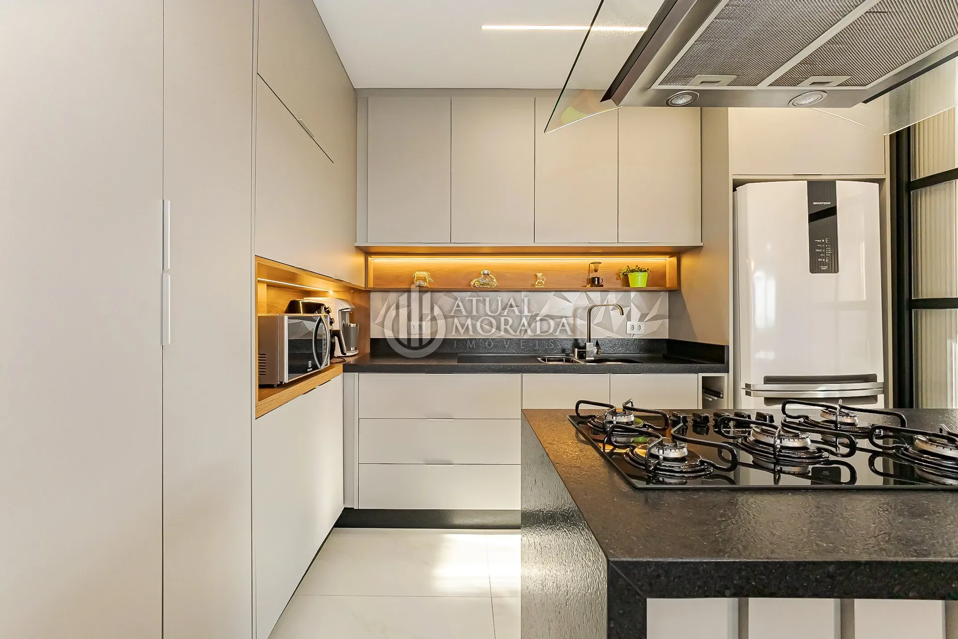 Furnished 2-bedroom apartment with open-plan kitchen — photo 3