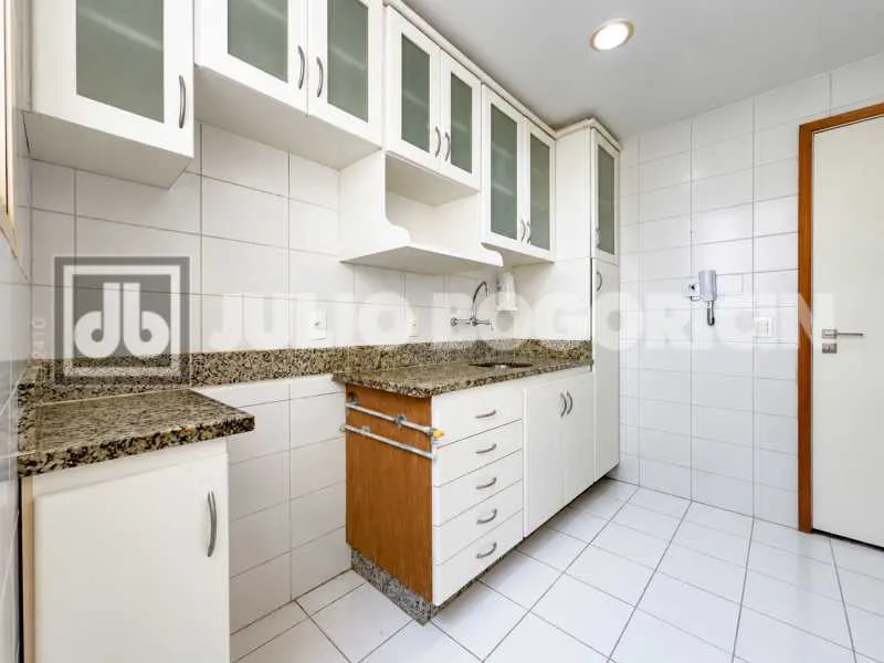 3-bedroom apartment with a park view in Rio de Janeiro — photo 39
