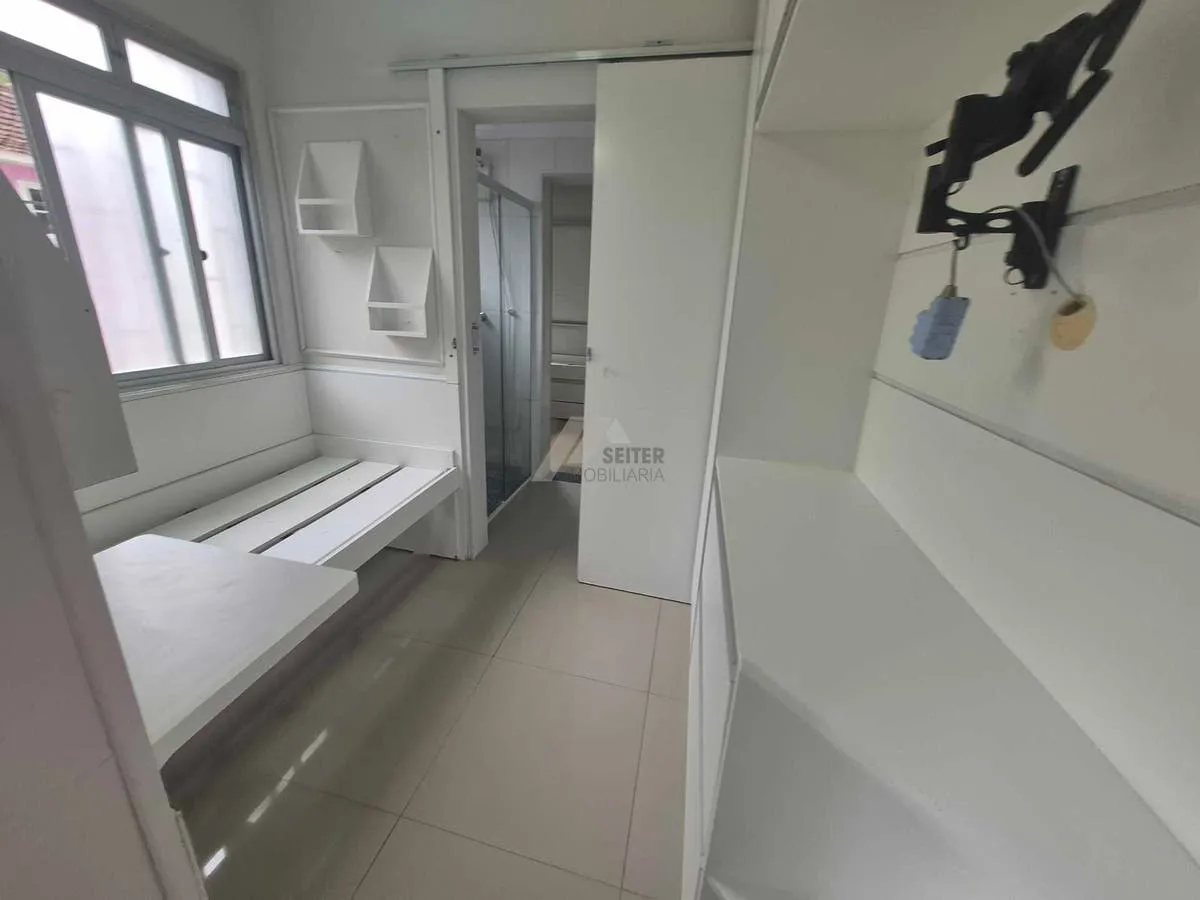 3-bedroom apartment with a glass-enclosed balcony — photo 41