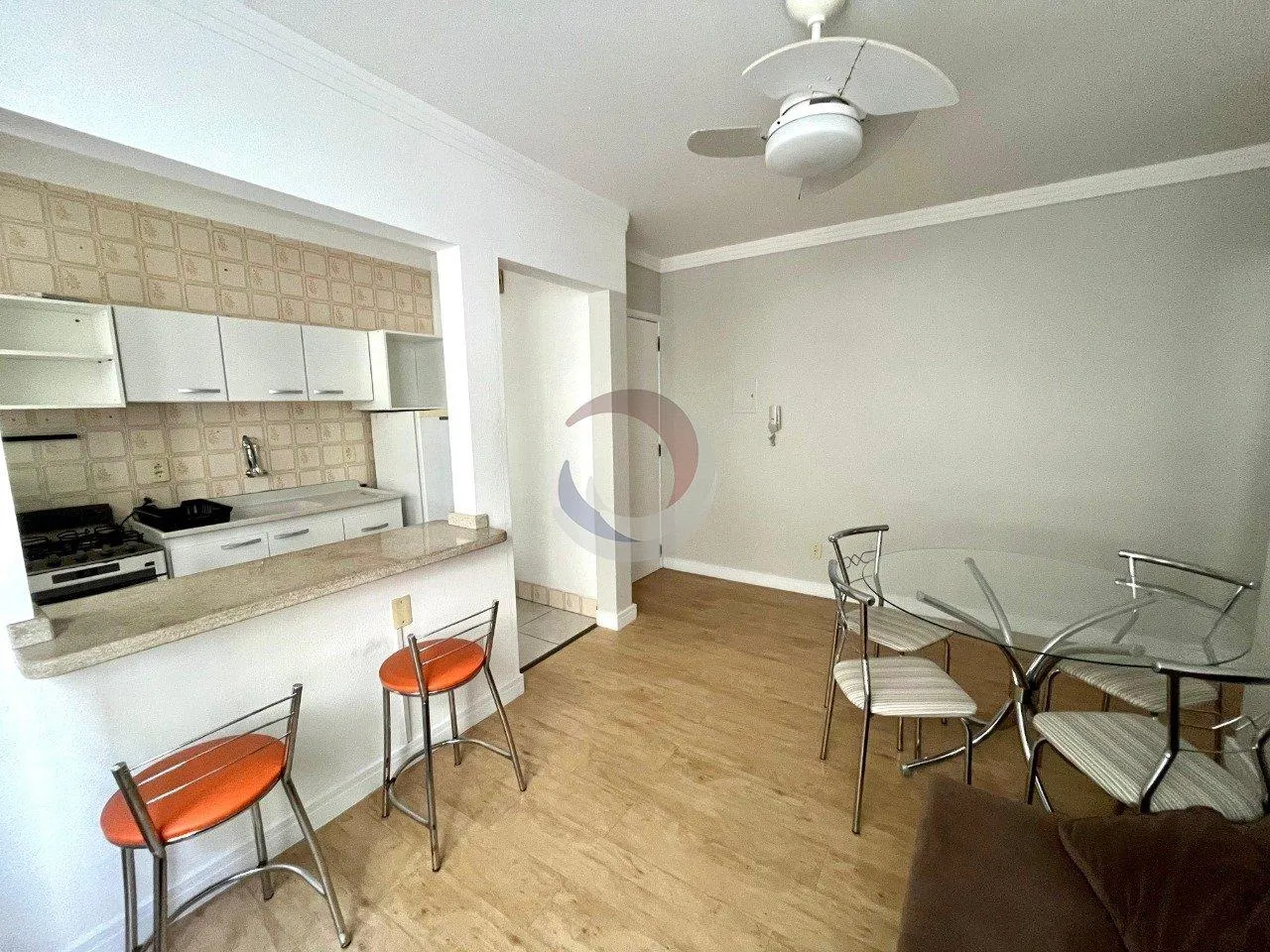 One-bedroom apartment with a washing machine — photo 2