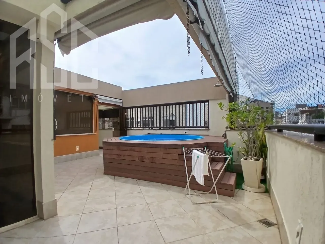 Balcony with a grill in a 2-bedroom apartment, 153 m² — photo 10