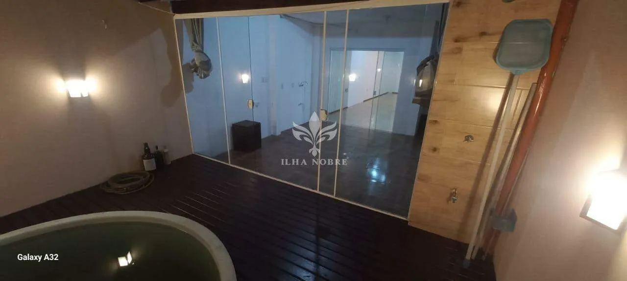 Casa residencial con 2 suites, balcón y 2 plazas