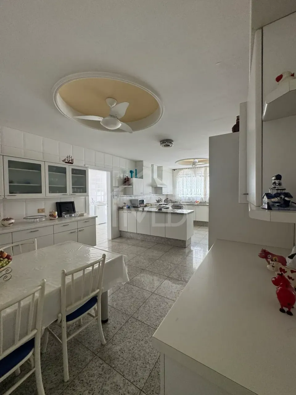 House with 5 bedrooms and 5 baths with tile floors — photo 9