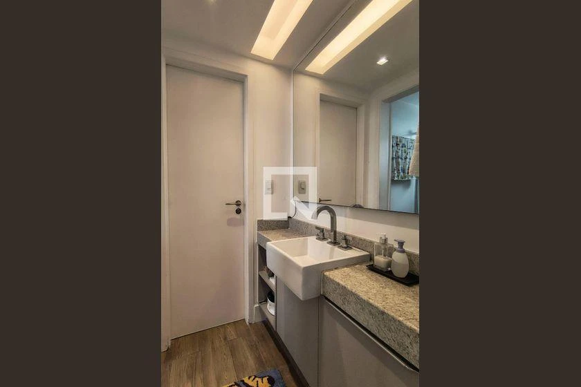 160 m² rental apartment with 4 en-suite rooms and balcony — photo 9