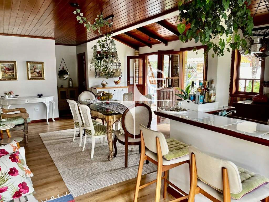 4-bedroom house with private garden, 243 m²