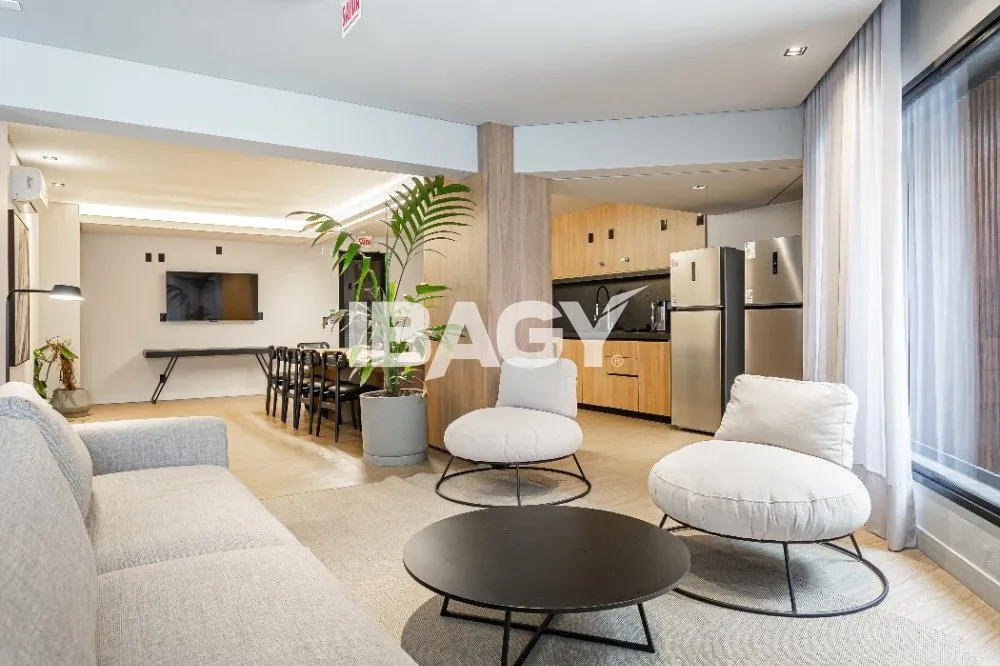 Studio with a glassed-in balcony and open-plan kitchen — photo 8