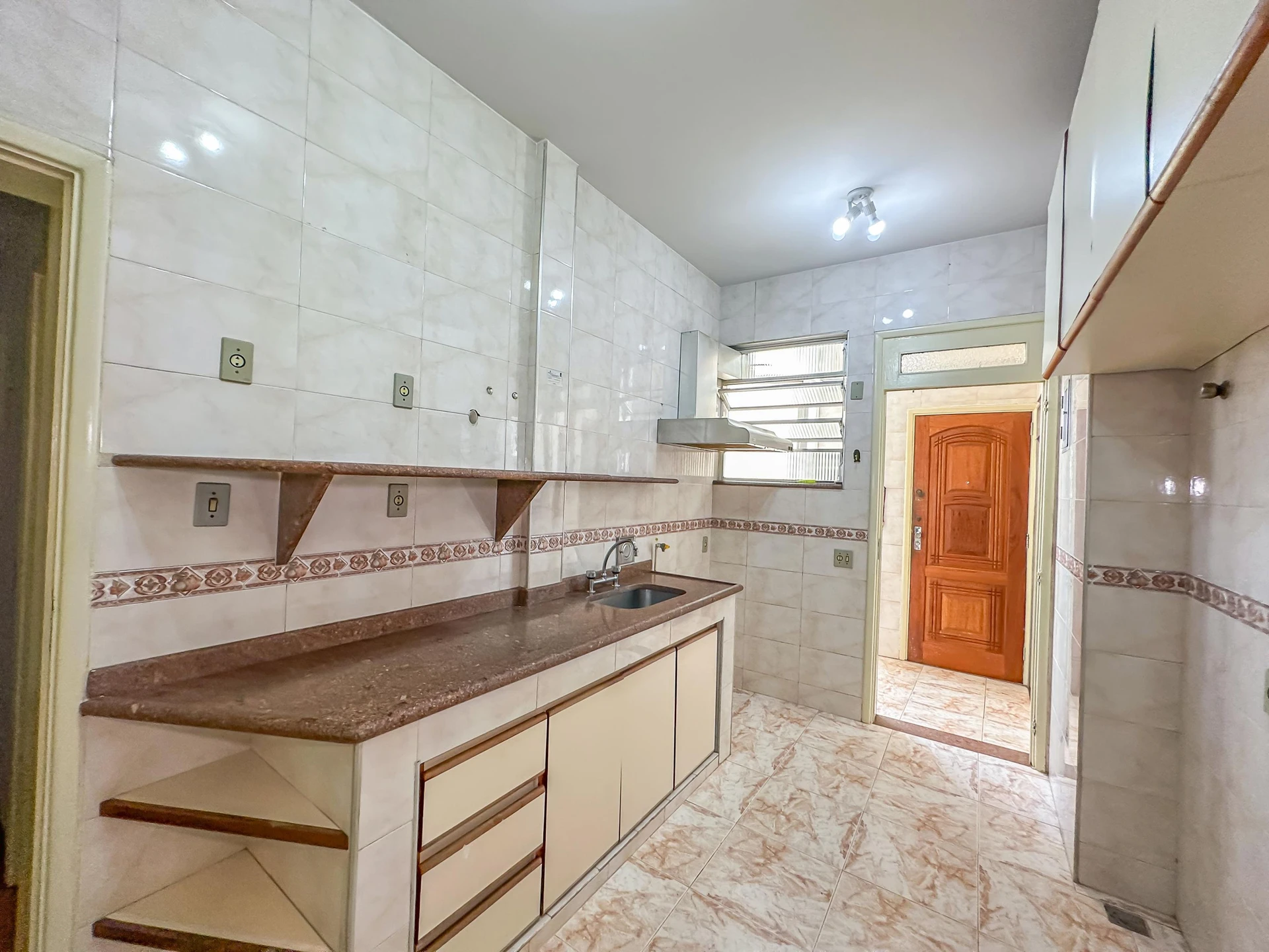 140 m² apartment with a jacuzzi and a bathtub — photo 47