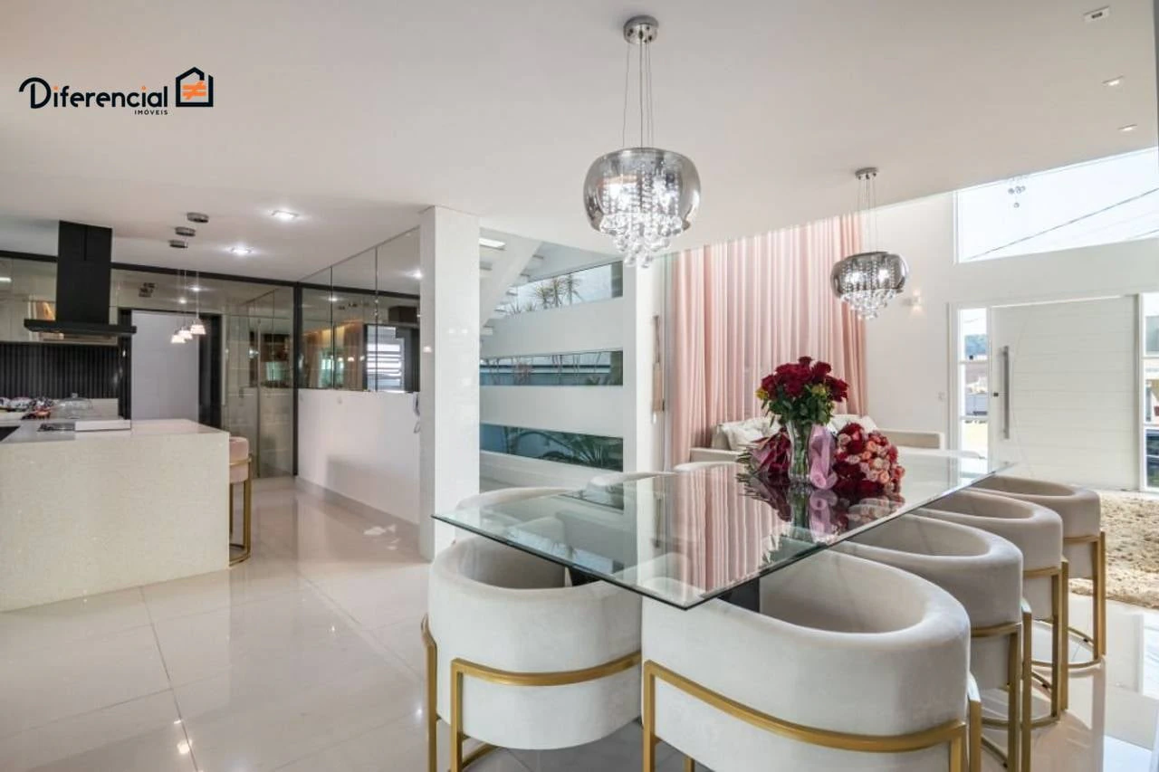 Floor-to-ceiling windows in a 2-bedroom house, 300 m² — photo 7