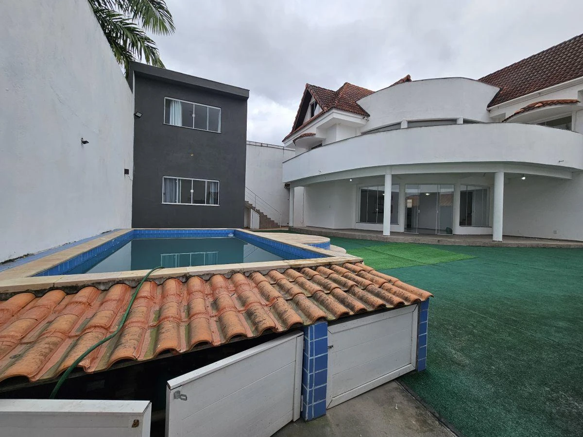 6-bedroom house with a closed-off kitchen — photo 12