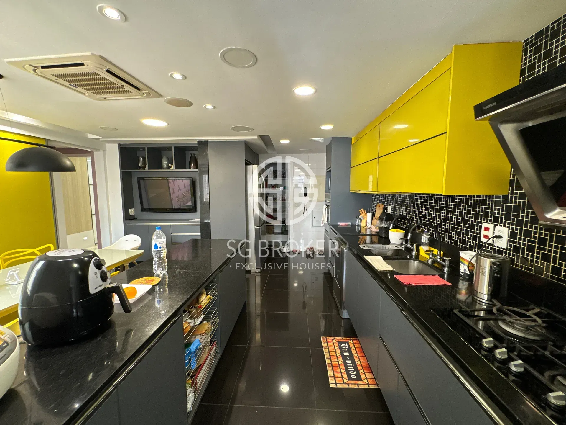 Furnished apartment with open-plan kitchen and 4 bedrooms — photo 23
