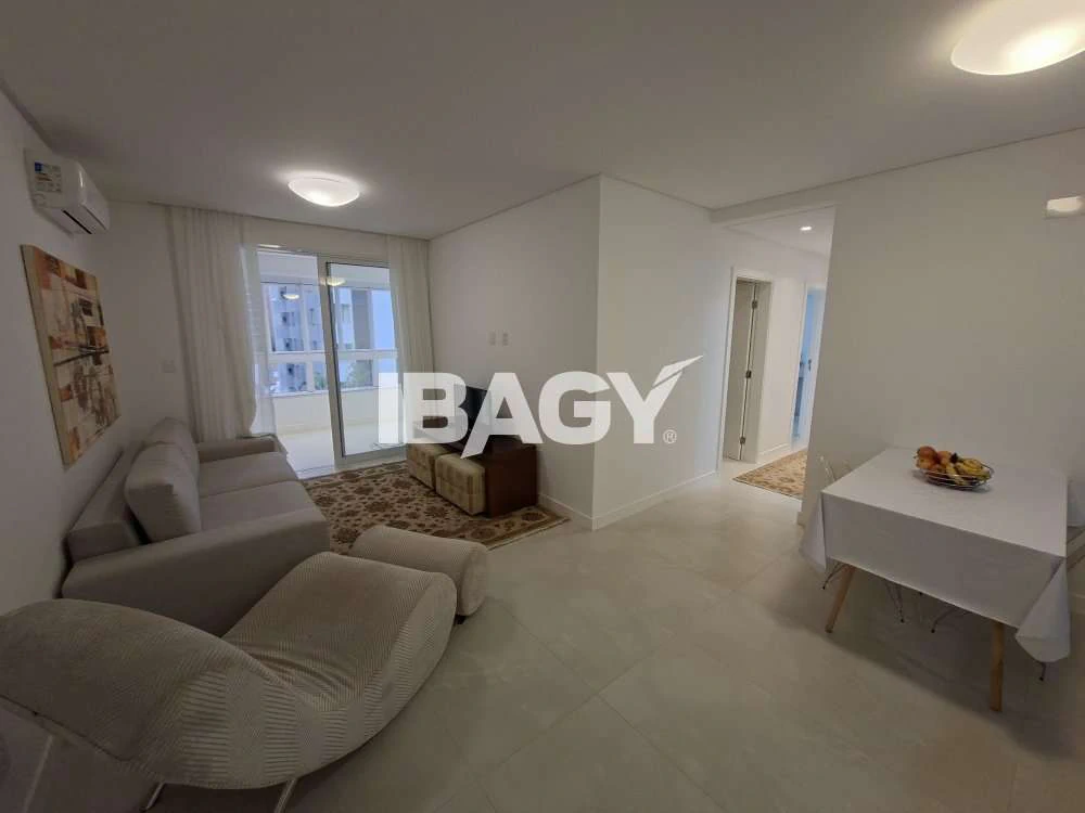 Apartamento de 3 dormitorios con balcón cerrado con vidrio — photo 2