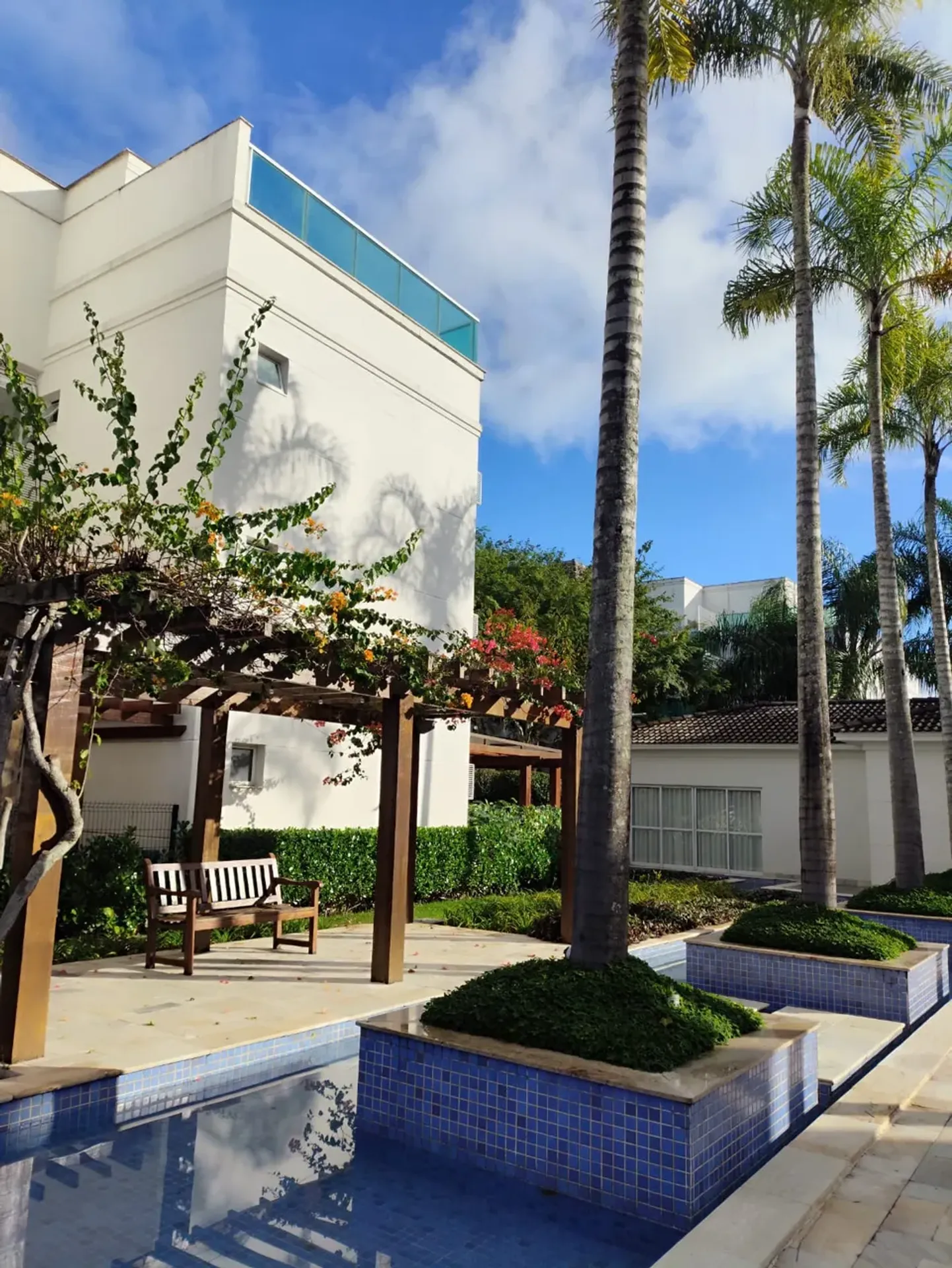 Furnished 2-bedroom apartment with private BBQ — photo 23