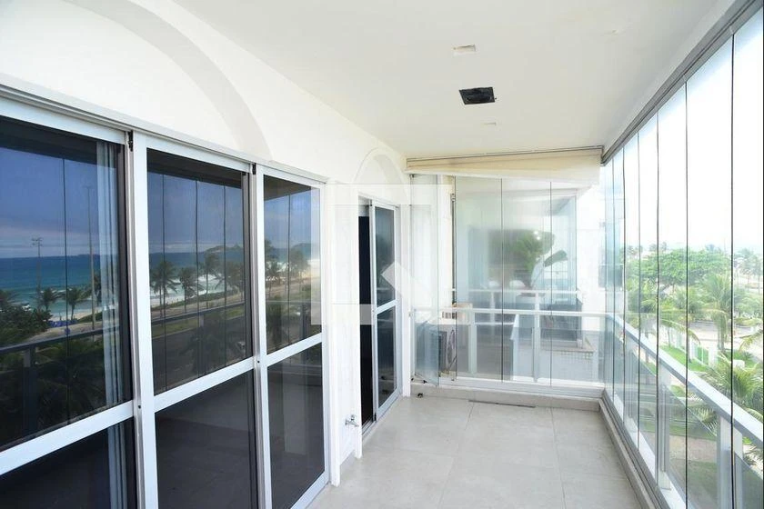 3-bedroom apartment with a walk-in closet
