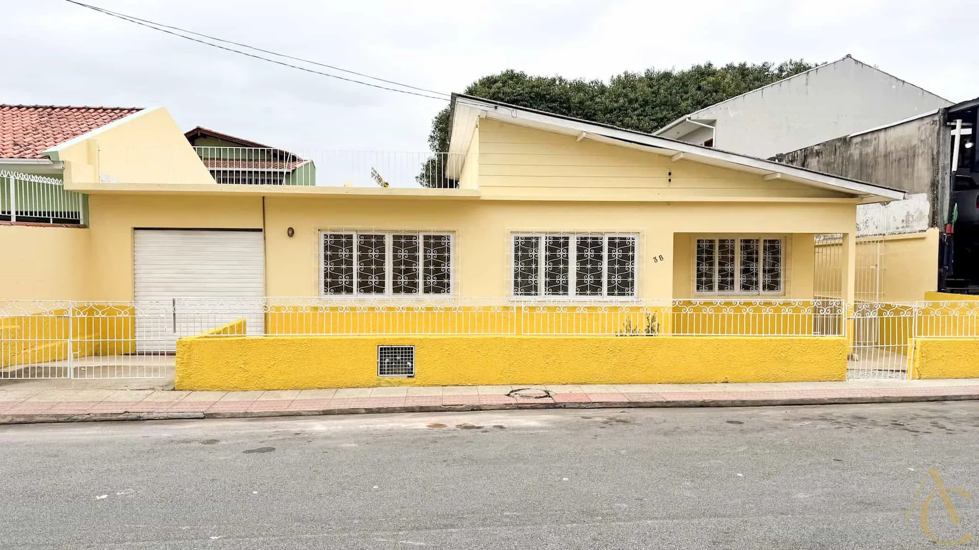 Unfurnished house with 4 bedrooms and 1 bathroom