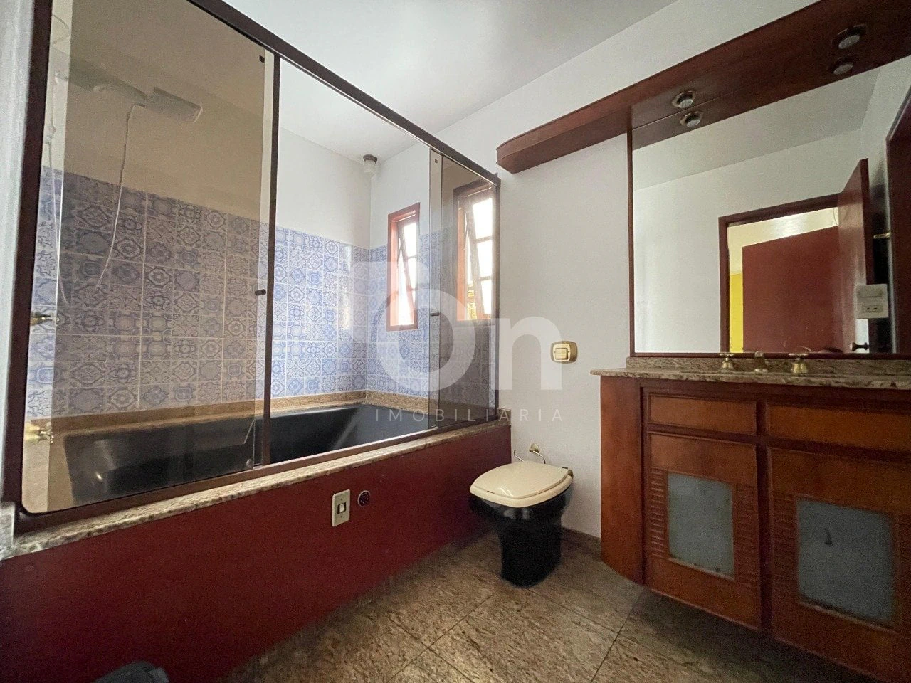 3-bedroom house with a bathtub — photo 17