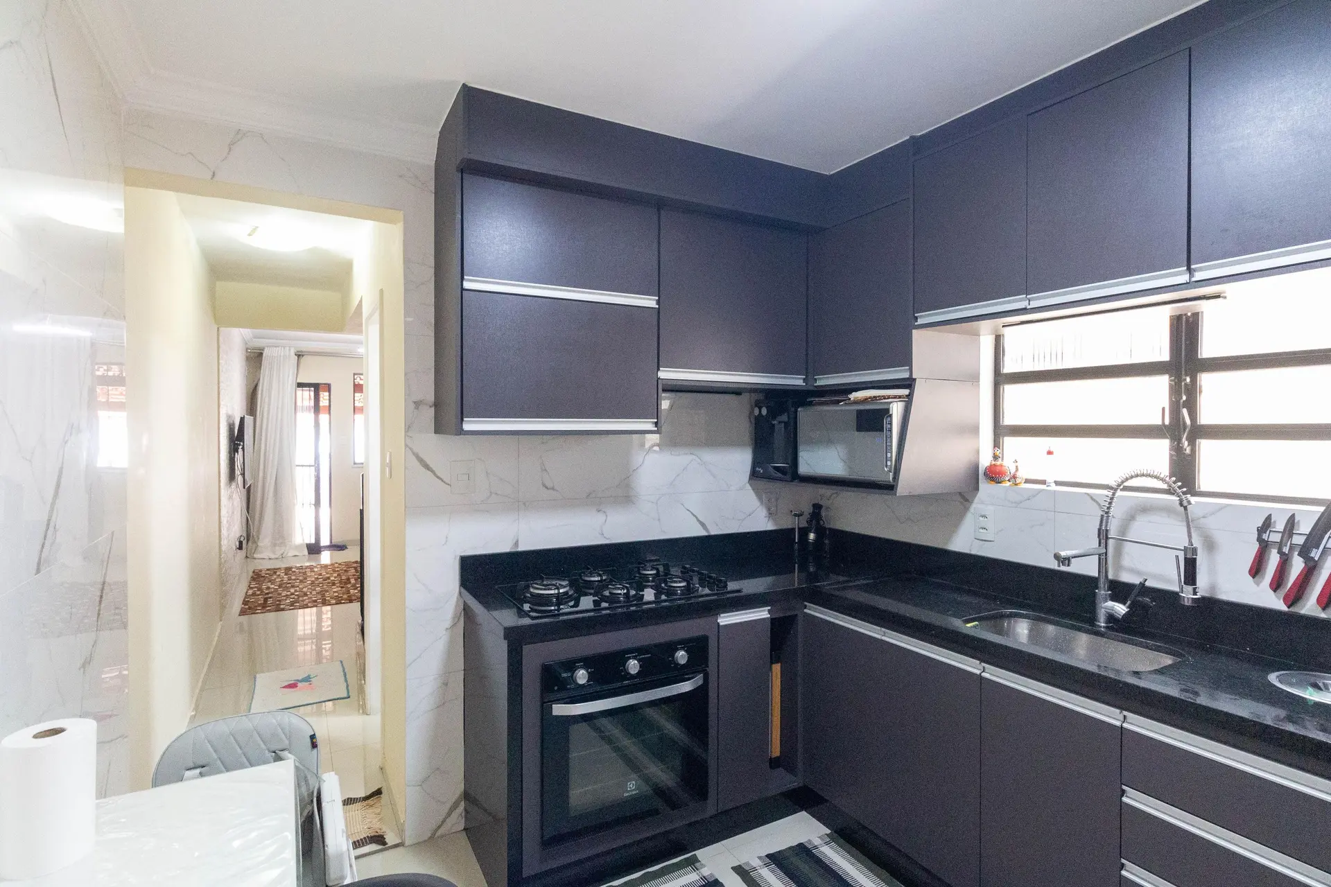 Balcony with a grill in a 2-bedroom house, 80 m² — photo 6