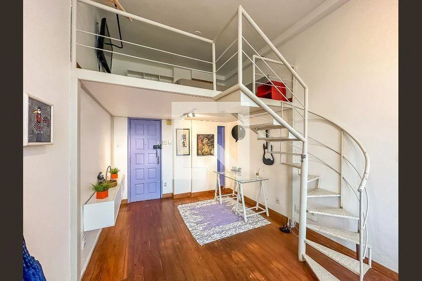 Furnished studio, 30 m², with floor-to-ceiling windows