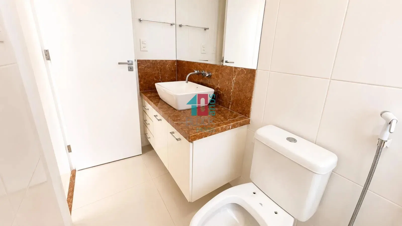 Casa triplex com 4 quartos e 3 suítes e cozinha fechada — photo 16