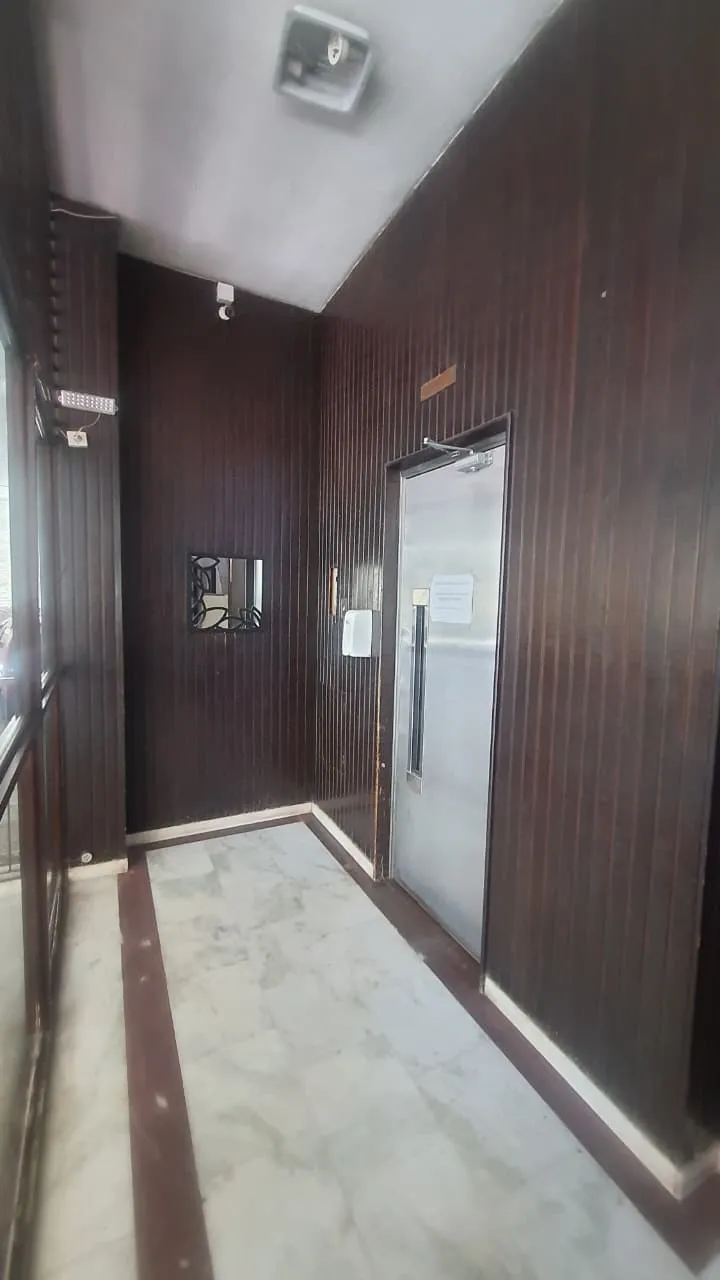 Apartamento com 2 quartos e banheiro com box de vidro — photo 18