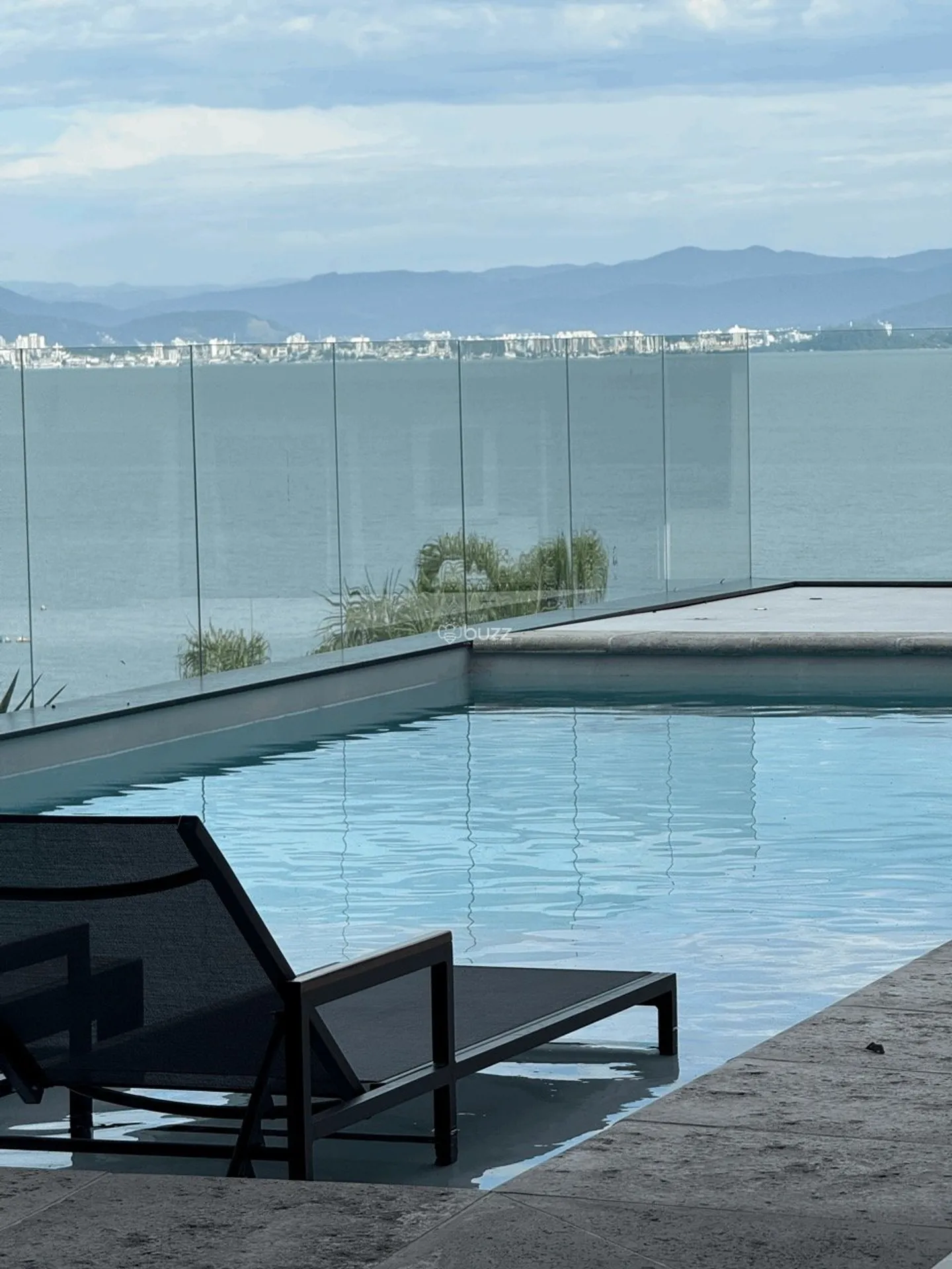 Furnished house, 561 m², with a water view — photo 9