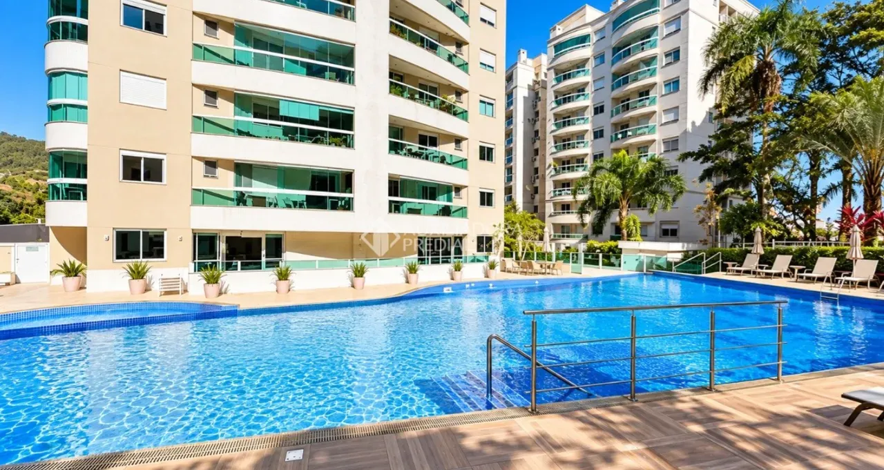 Balcony with a grill in a 4-bedroom apartment, 125 m² — photo 4