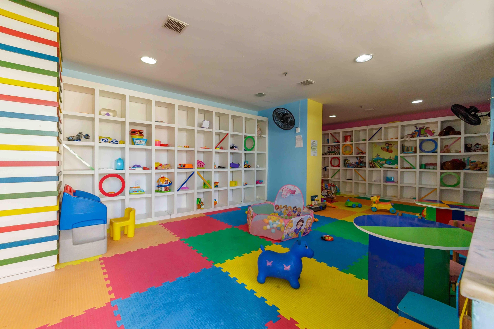 Apartamento mobiliado com 2 quartos em suíte e varanda — photo 30