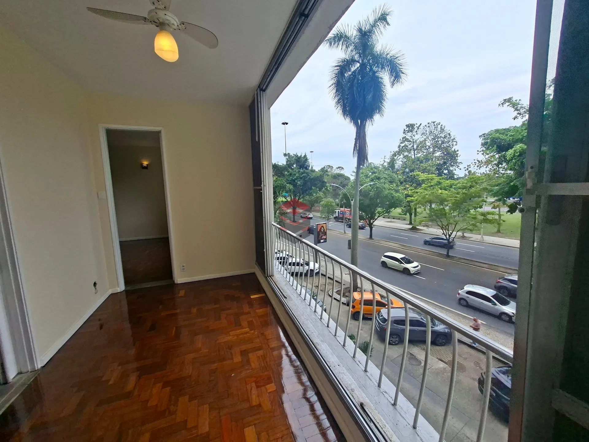 Apartment, 159 m², with wood or laminate floors — photo 22