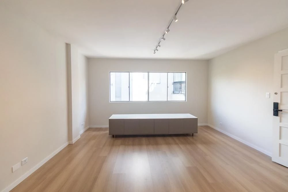 2-bedroom apartment with wood or laminate floors in Curitiba — photo 13