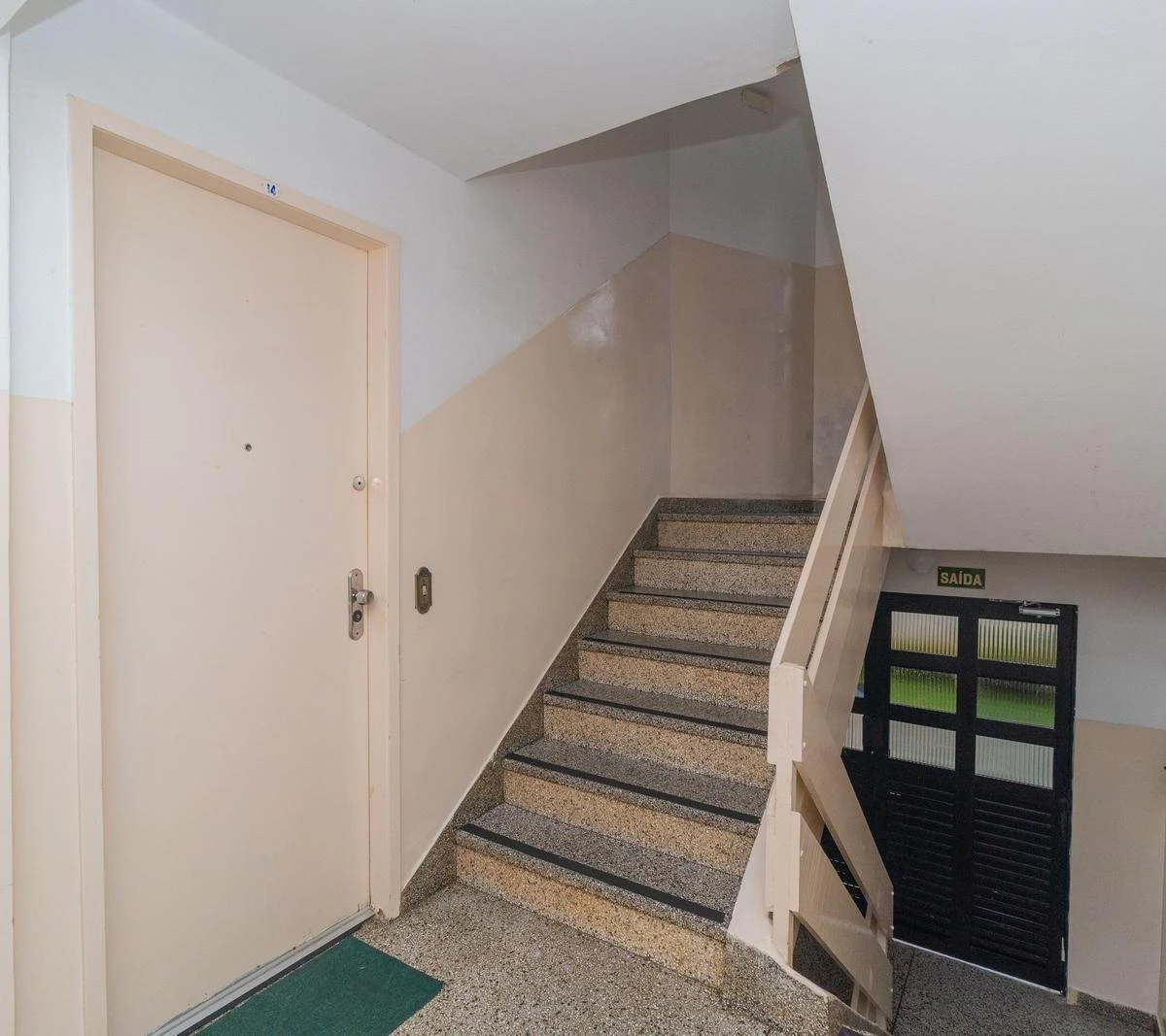 2-bedroom apartment with wood or laminate floors in Curitiba — photo 2