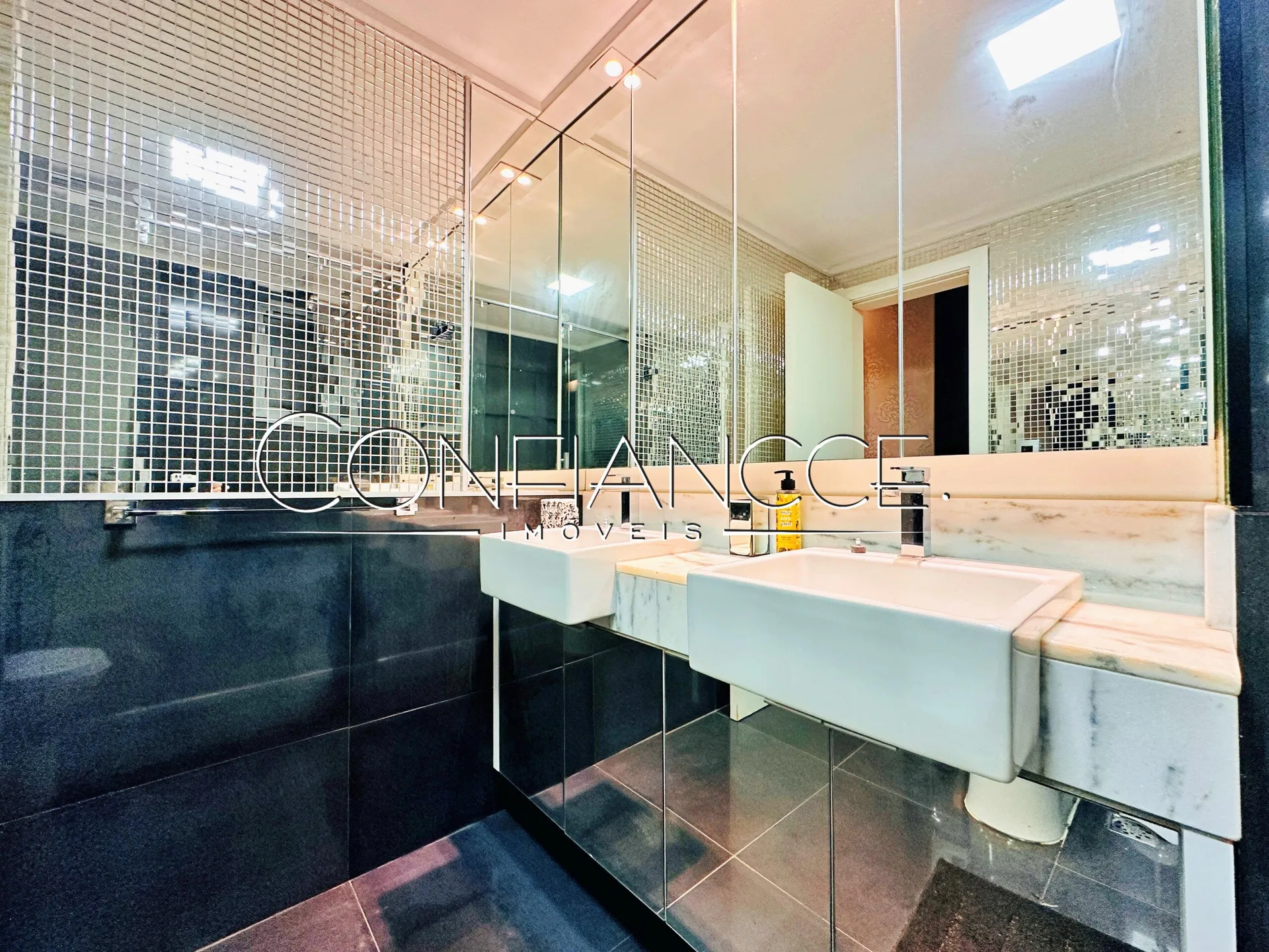Glass-enclosed balcony in a 3-bedroom apartment, 134 m² — photo 12
