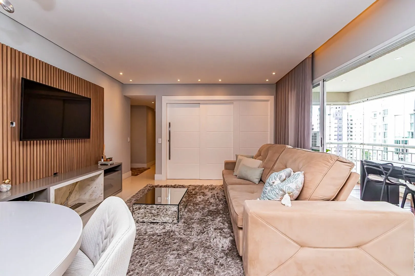 Glass-enclosed balcony in a 3-bedroom apartment, 110 m² — photo 24