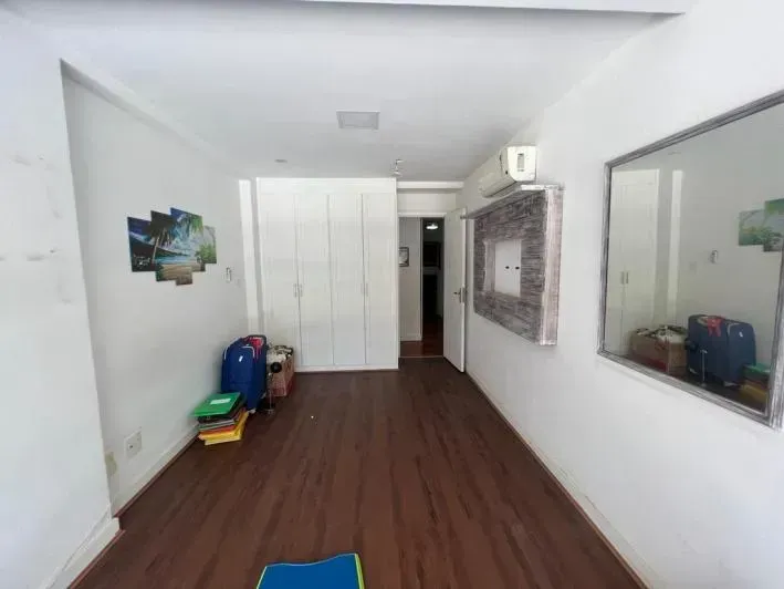 Apartment with 4 bedrooms and a glassed-in balcony — photo 19