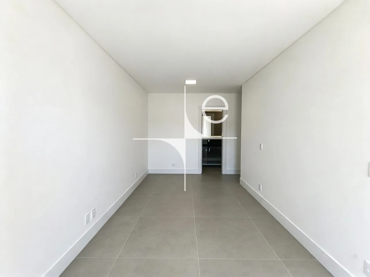 Glass-enclosed balcony in a 3-bedroom apartment, 150 m² — photo 41