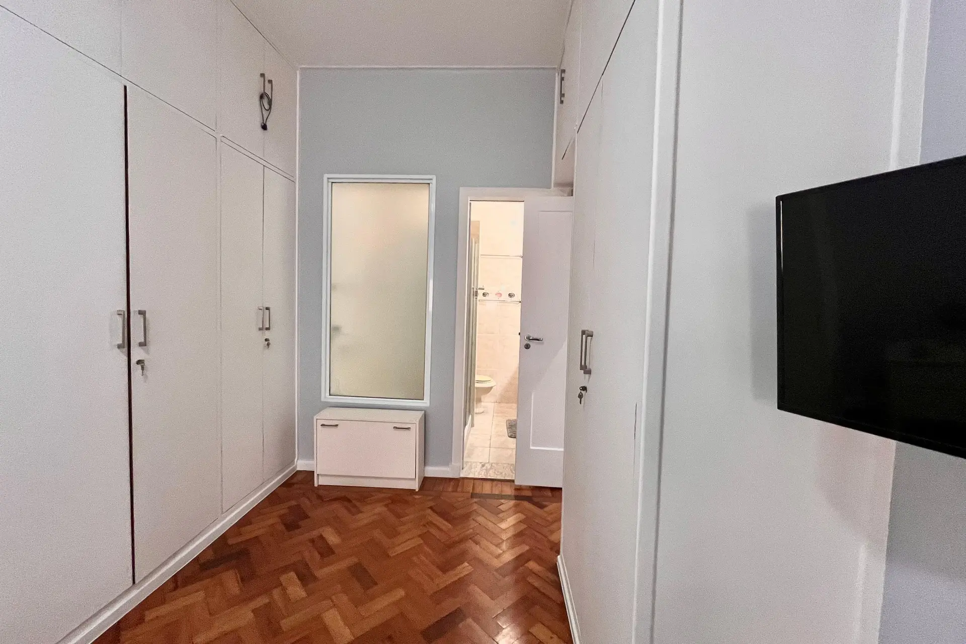 3-bedroom apartment with a working laundry setup — photo 15