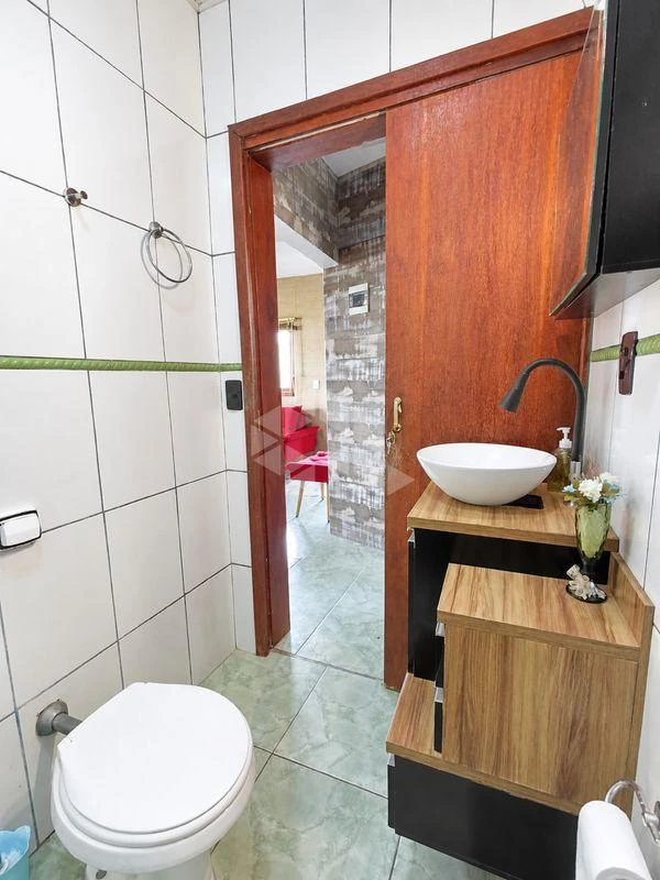 Balcony with a grill in a 2-bedroom house, 100 m² — photo 26