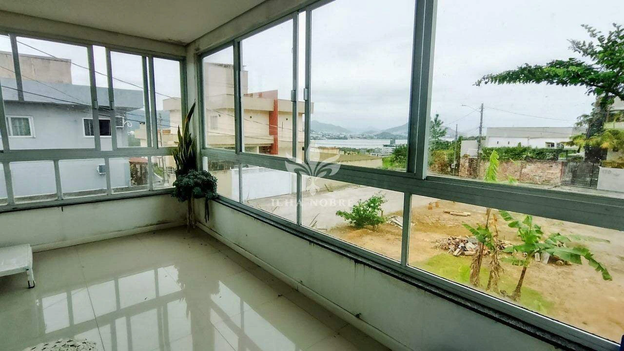 Glass-enclosed balcony in a 4-bedroom house, 400 m² — photo 24