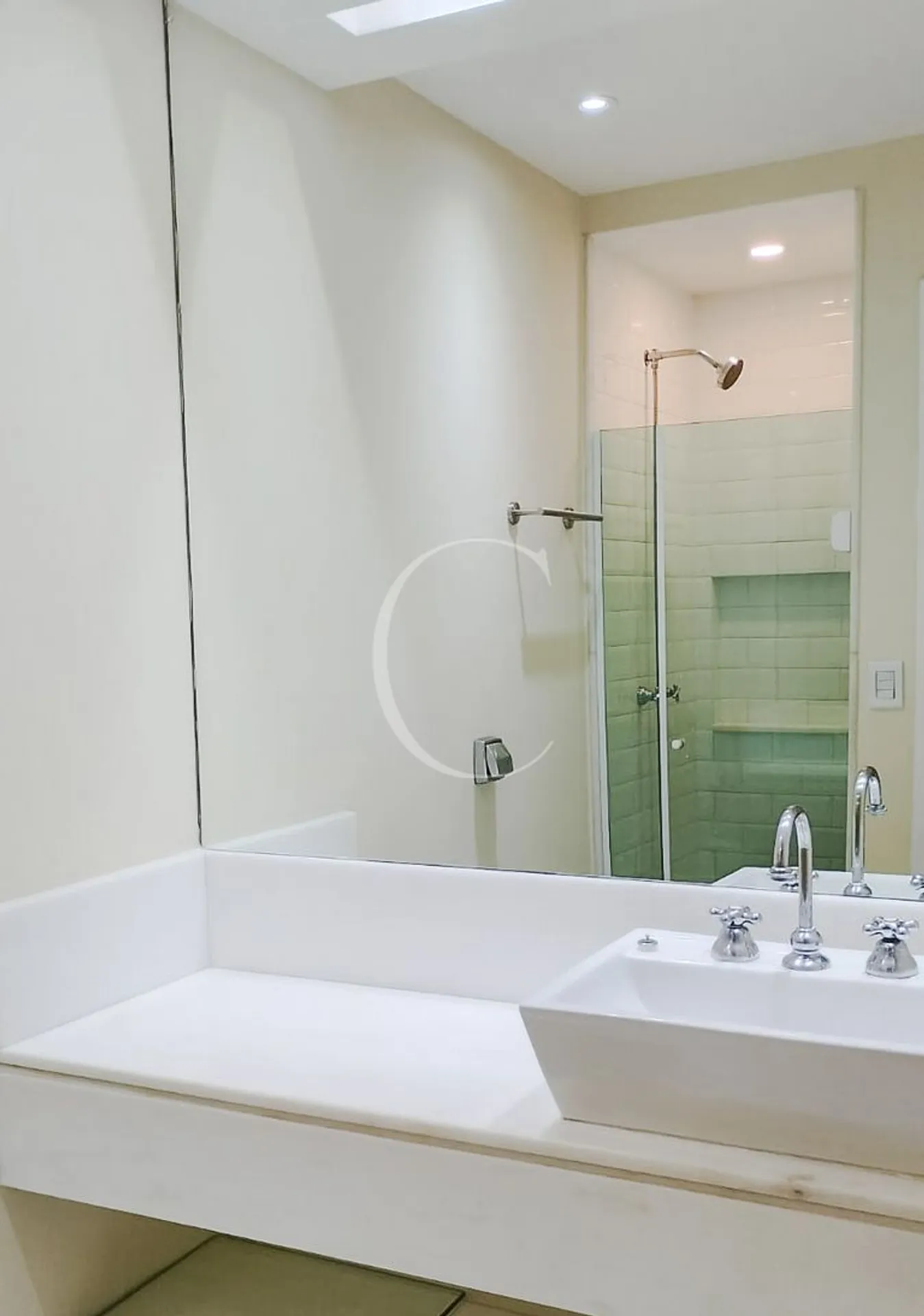 Unfurnished 180 m² apartment with 4 en-suite bedrooms — photo 3