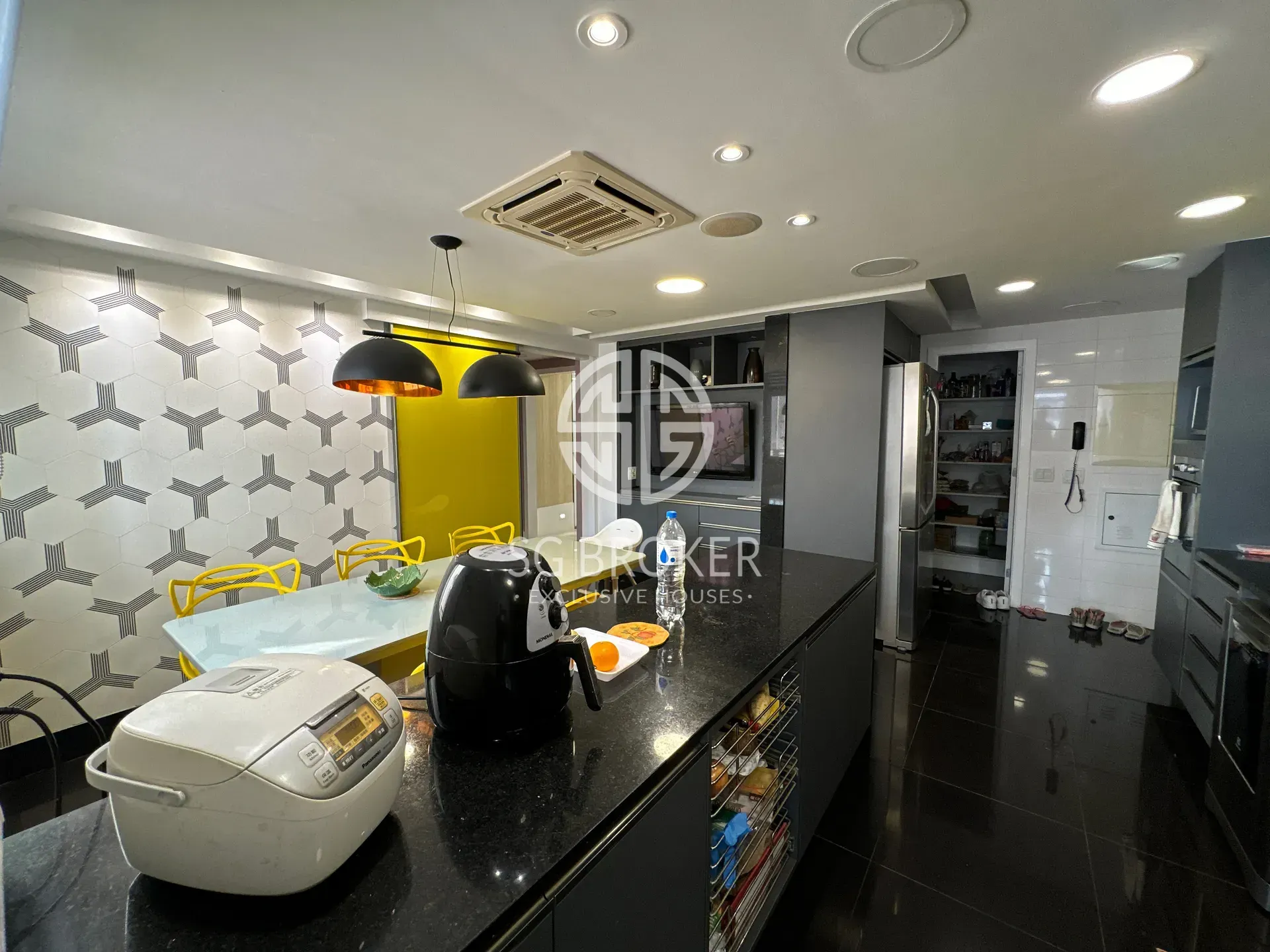 Furnished apartment with open-plan kitchen and 4 bedrooms — photo 24