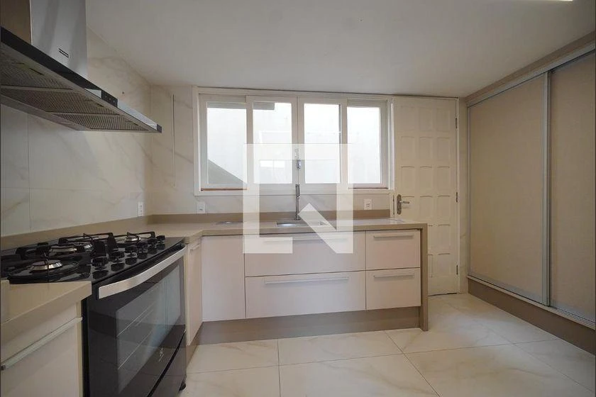Furnished 4-bedroom house with 300 m² and 2 suites — photo 8