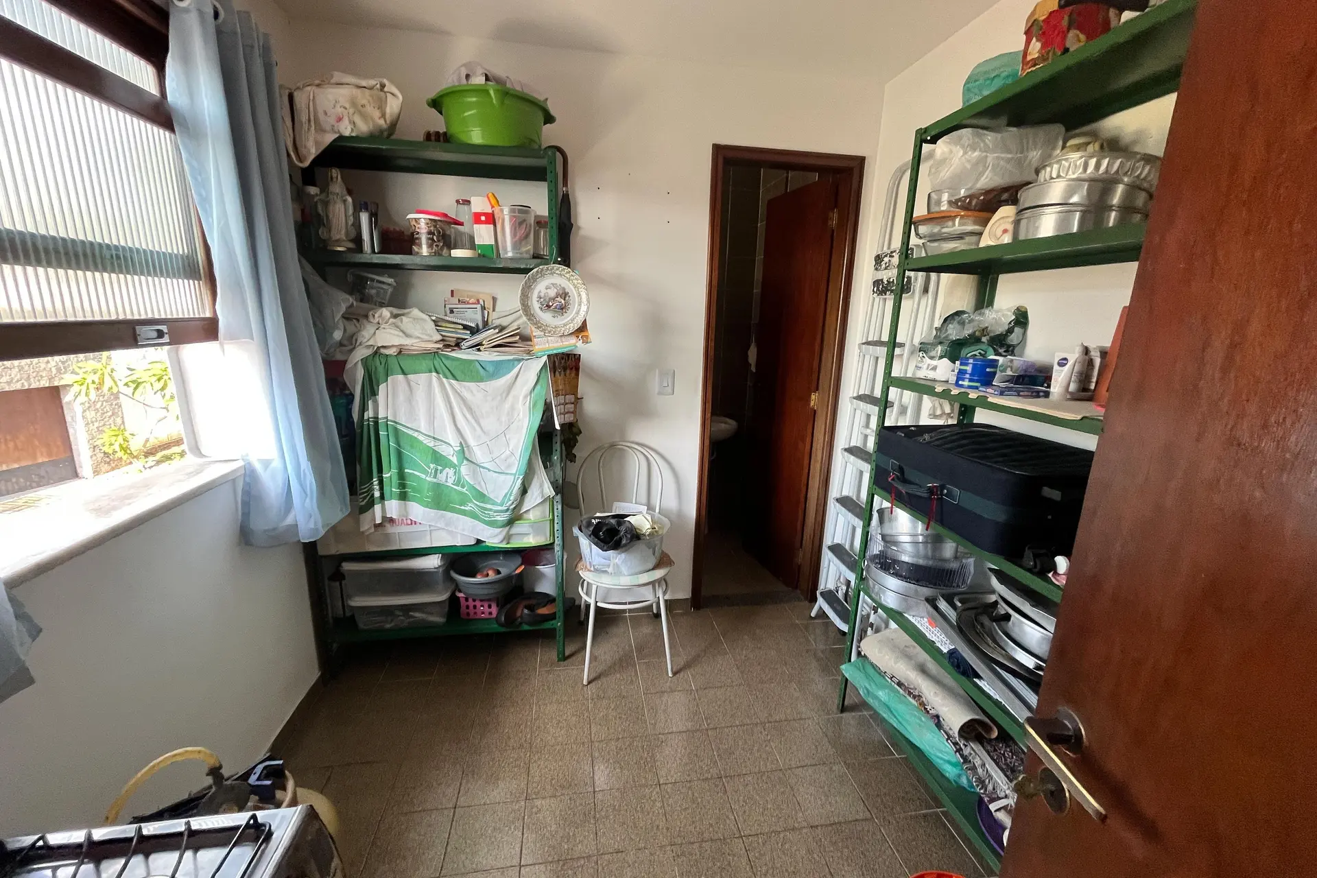 Furnished 3-bedroom apartment with laundry area — photo 46