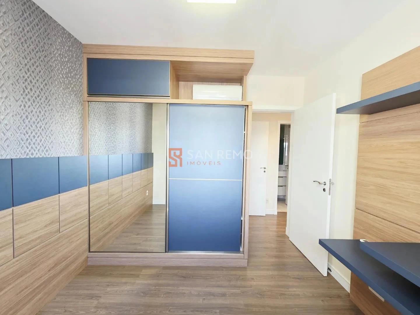 2-bedroom apartment in a building with a gym — photo 9