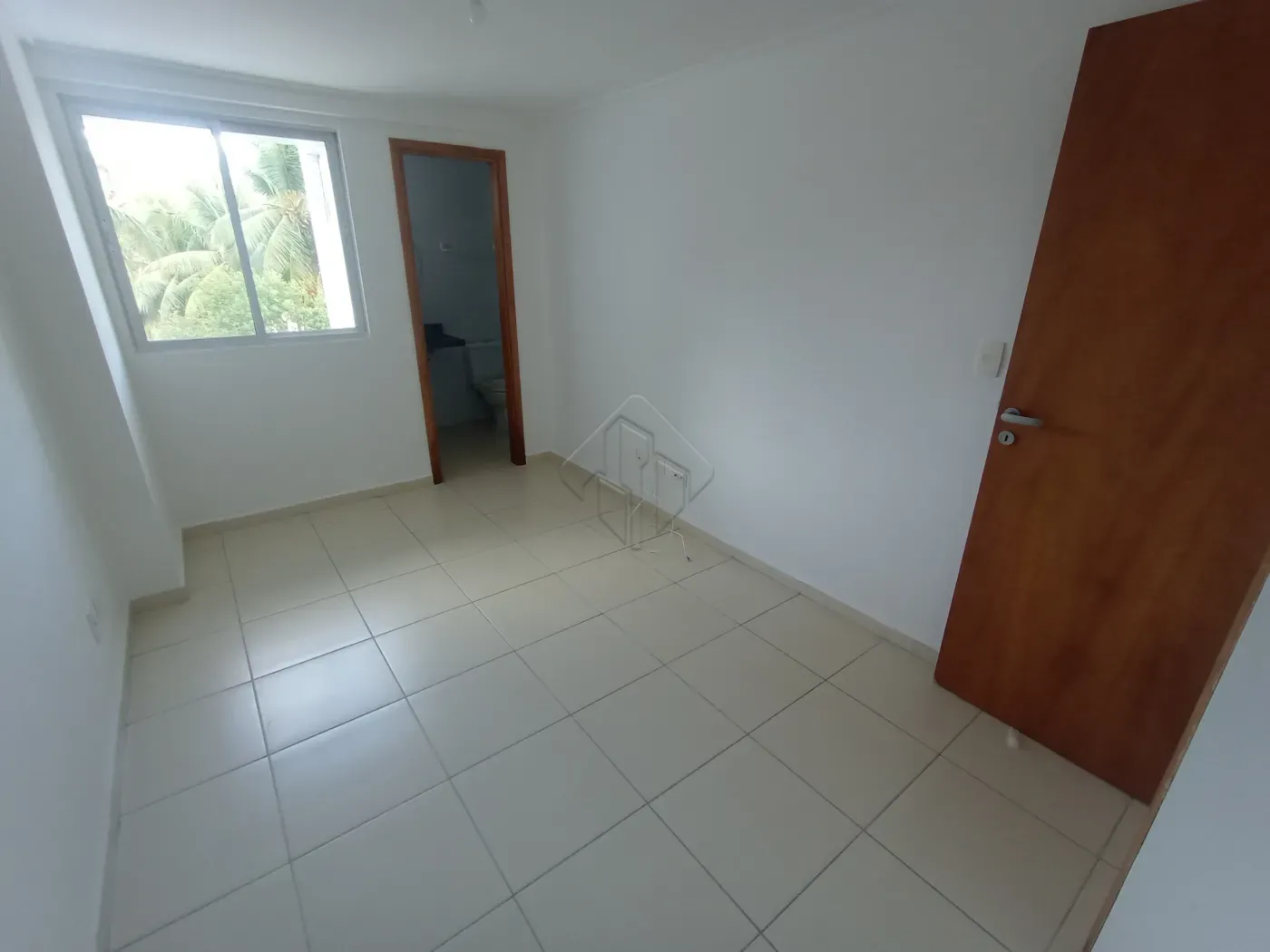 Balcony with a grill in a 2-bedroom apartment, 66 m² — photo 4
