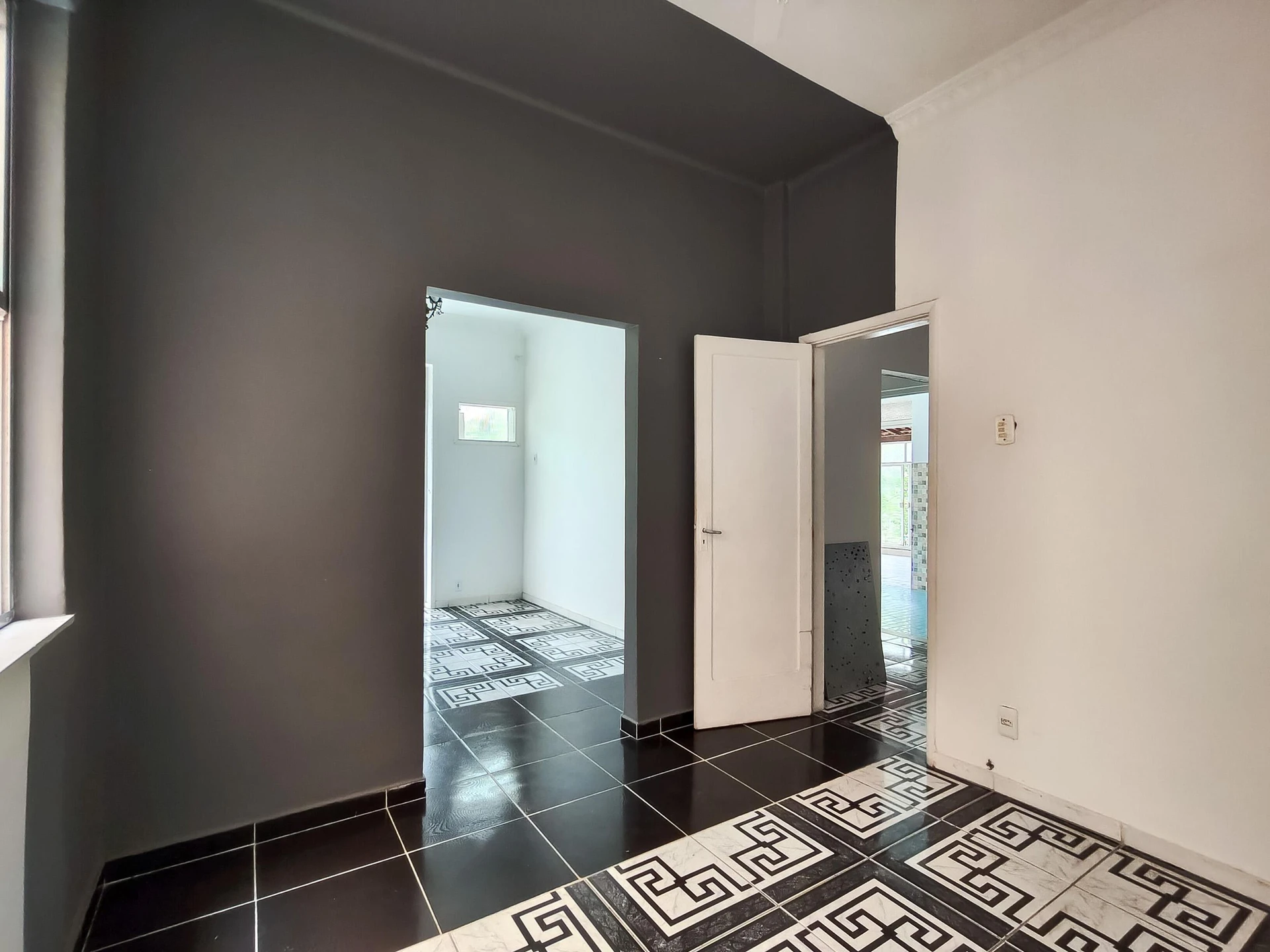 2-bedroom apartment with 2 bathrooms and mountain views — photo 37