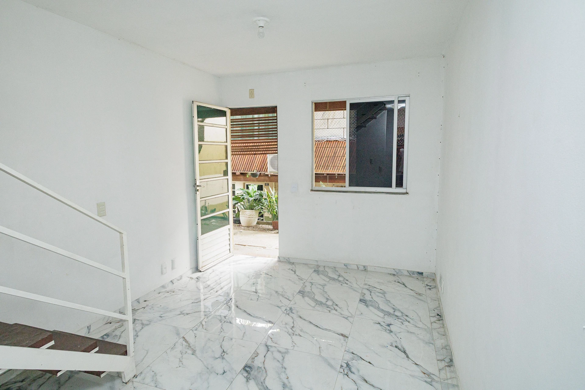 Unfurnished house with 2 bedrooms and a backyard — photo 3