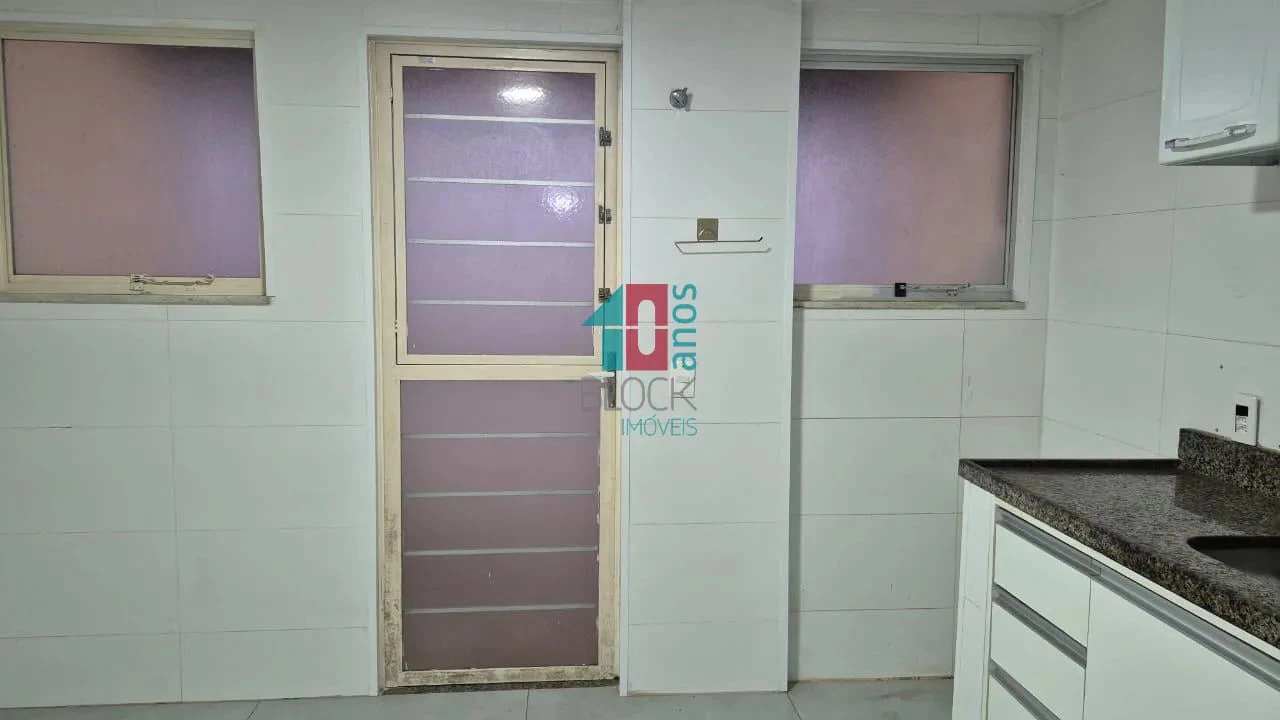 2-bedroom house with a separate kitchen and cabinets — photo 10