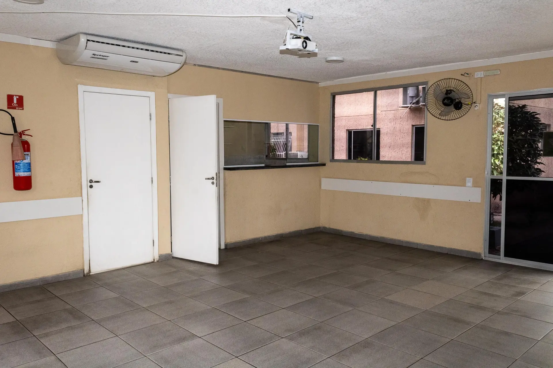 2-bedroom rental apartment with a balcony — photo 41