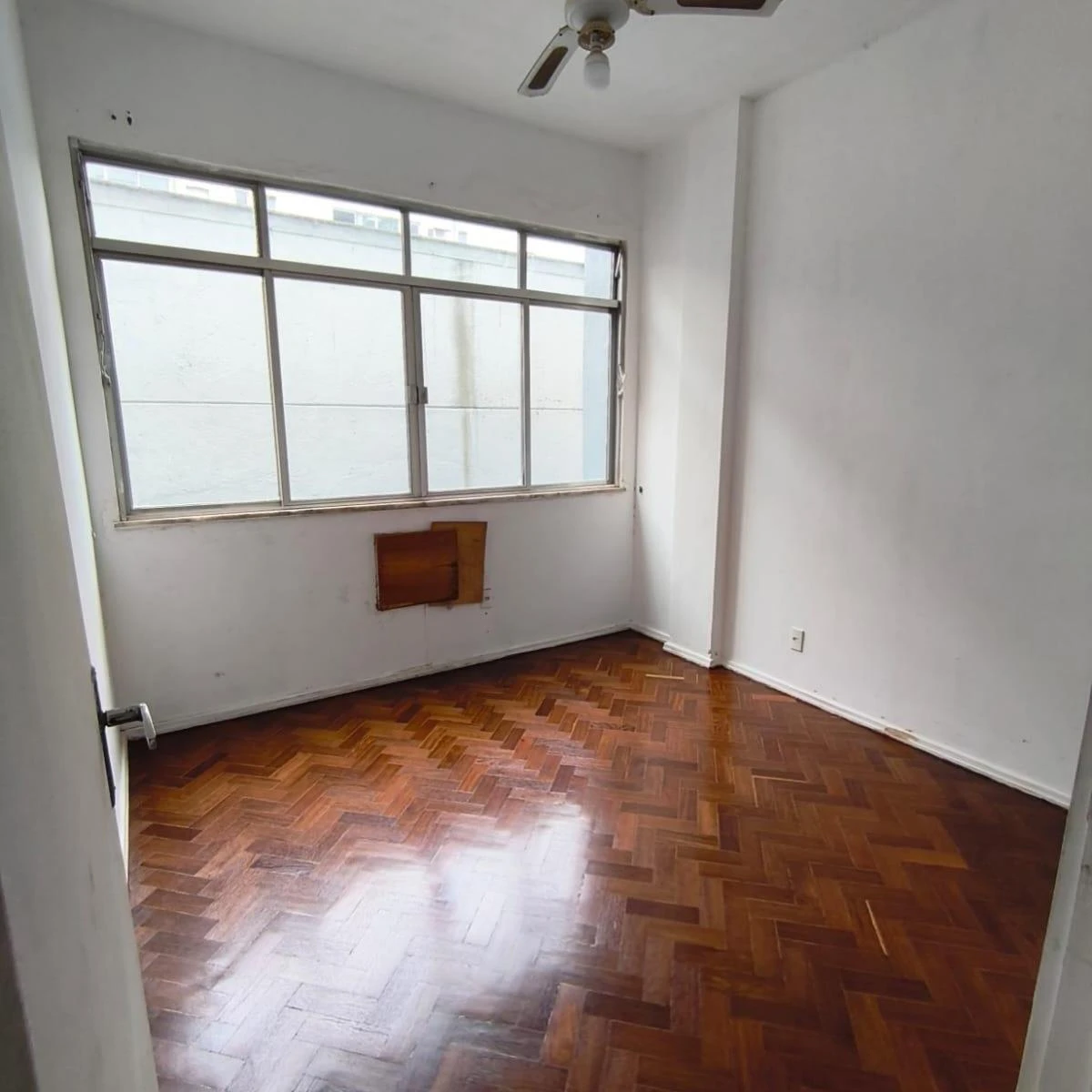 Wood or laminate floors in a 2-bedroom apartment, 62 m² — photo 3