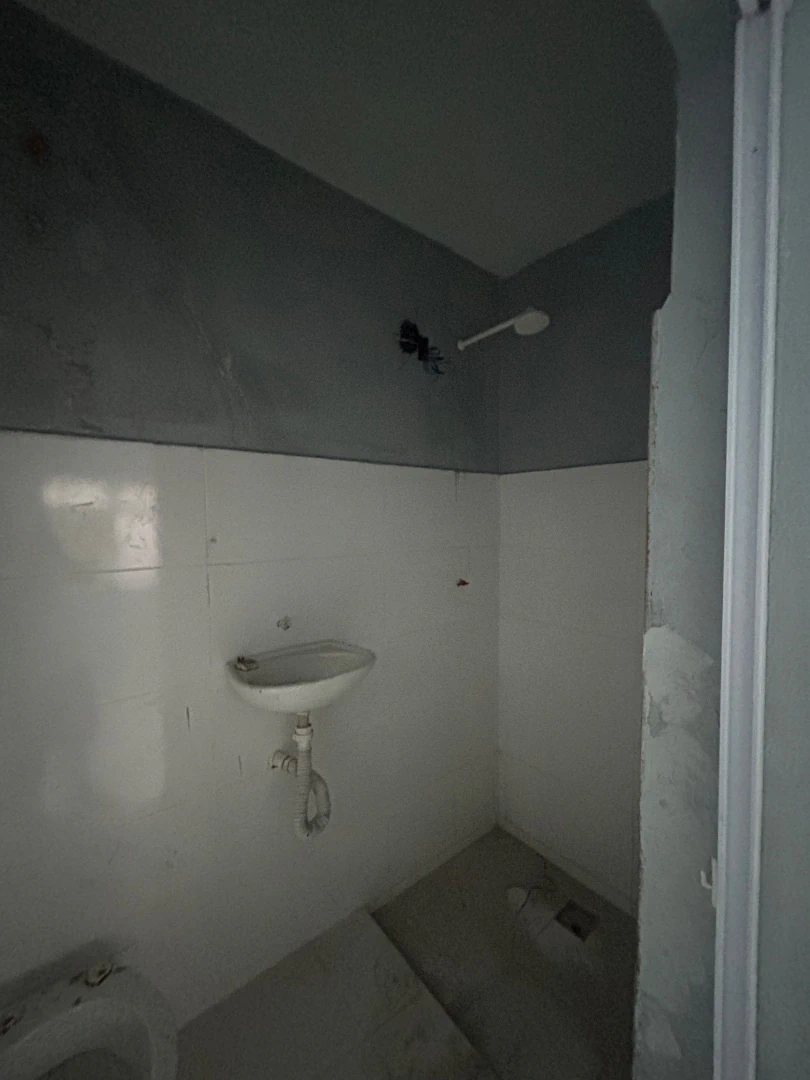 Unfurnished studio with 1 bedroom and a compact kitchenette — photo 4