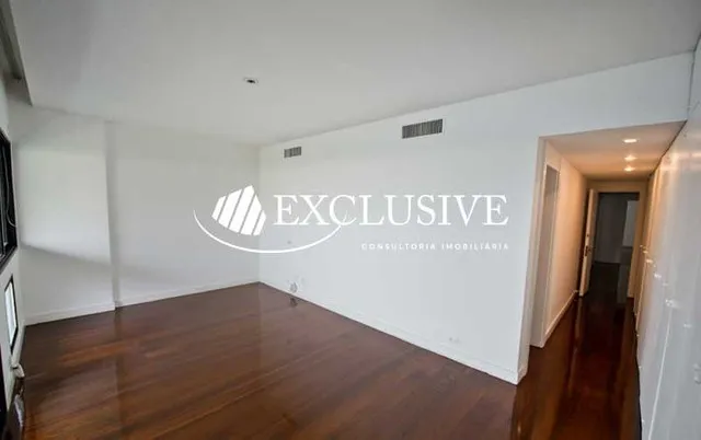 Residential apartment with 4 bedrooms and enclosed balcony — photo 20